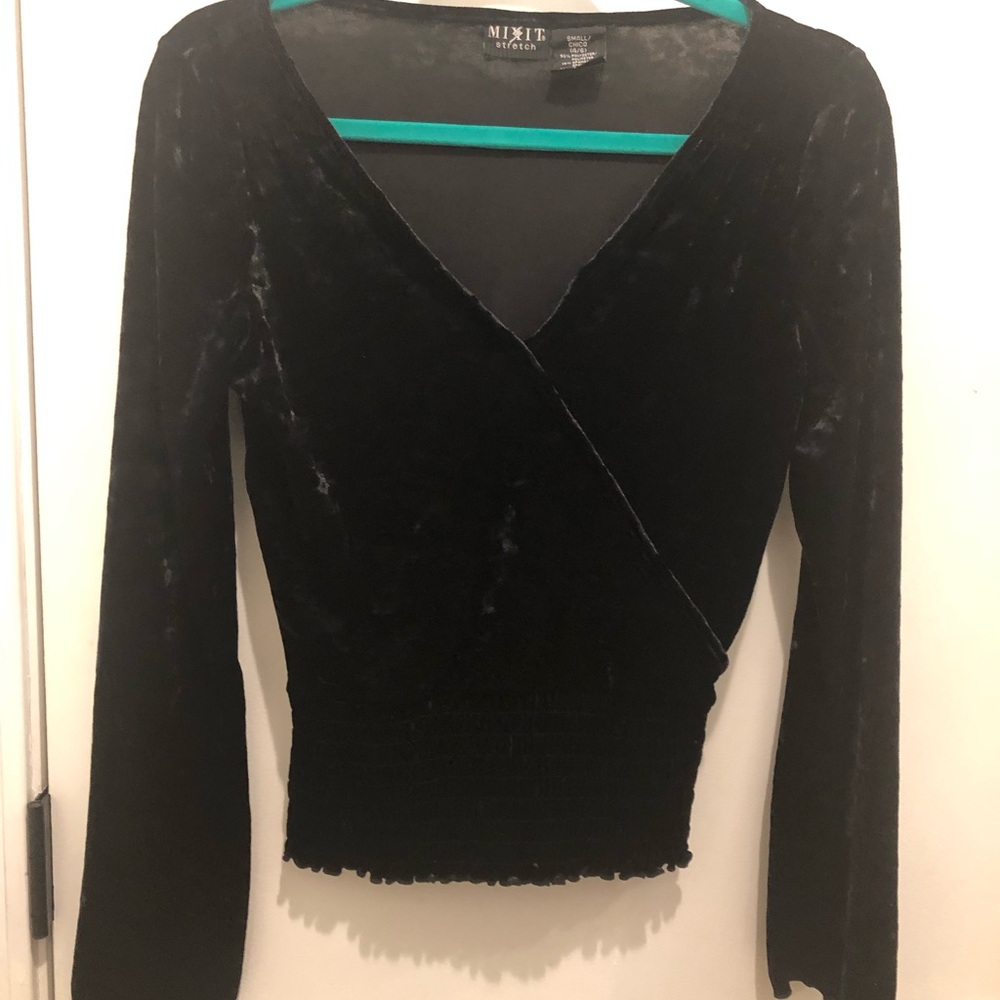 Velvety soft stretchy sexy Mixit vintage 90’s blouse